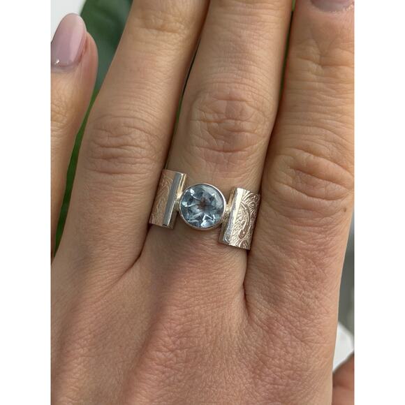 Beautiful 925 Sterling Silver Blue Sky Topaz Ring Size 8